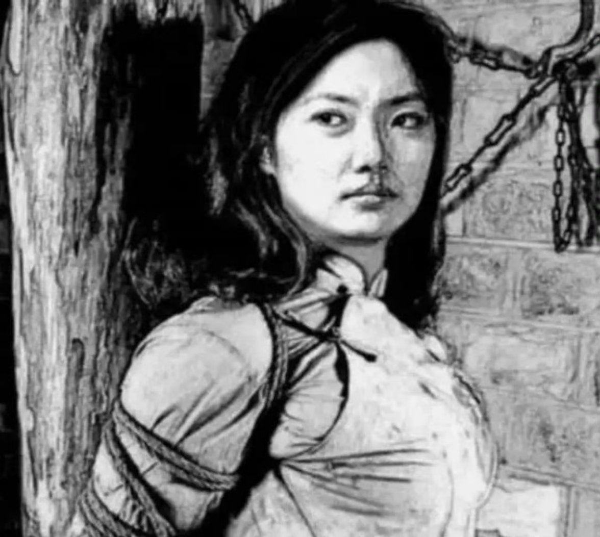 1942年，一女战士被汉奸出卖，被日寇折磨得不成人形，次日，一个翻译扇了她一巴掌
