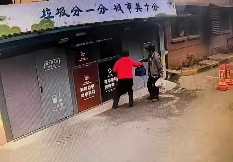 傻眼了！上海环卫大姐垃圾站捡了个旧牛奶箱，打开一看当场愣住了，里面整整齐齐码着3