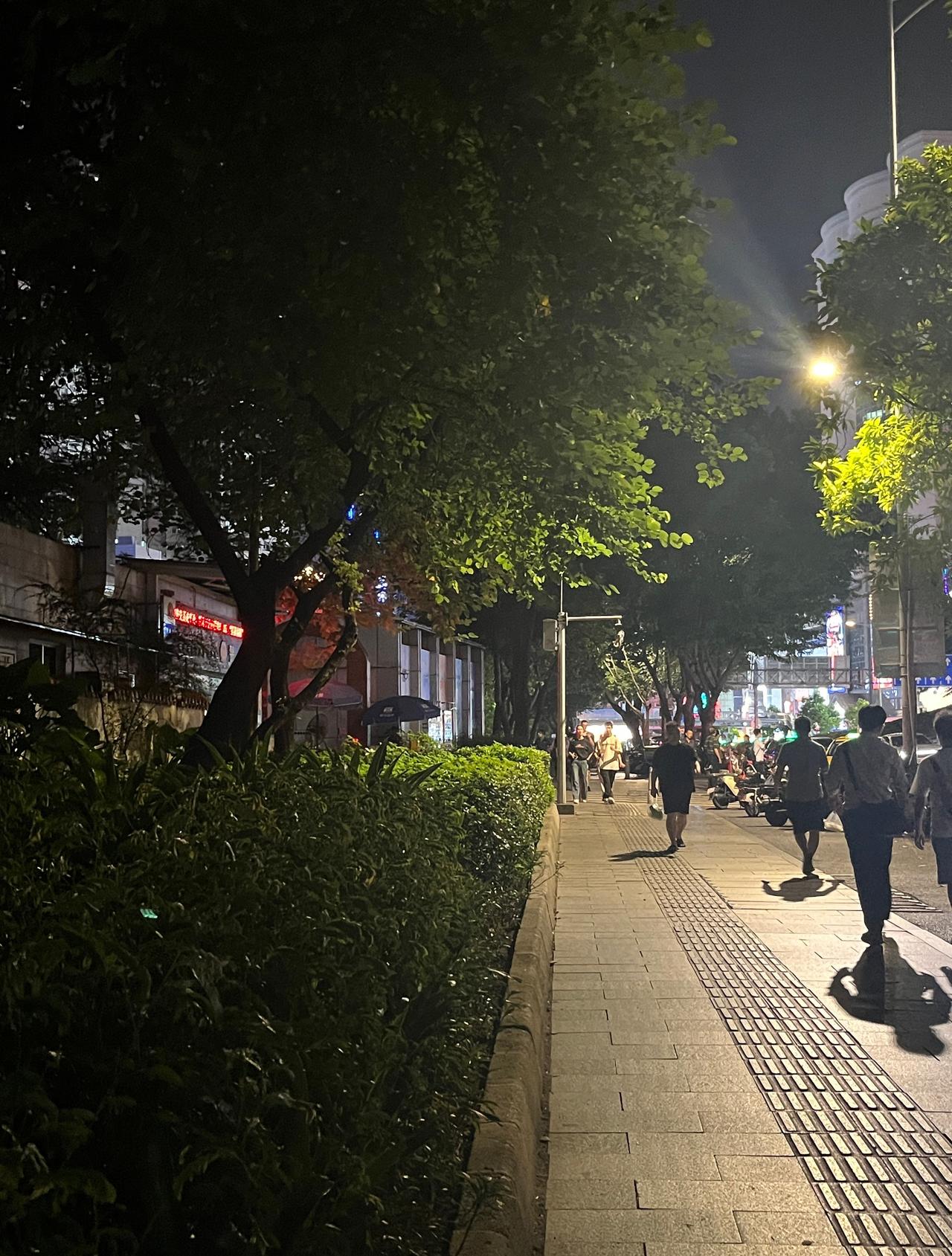 爷爷说没关系，我在乞讨。
前段时间在中山三院看到了一个爷爷，衣服旧旧的，有一个看