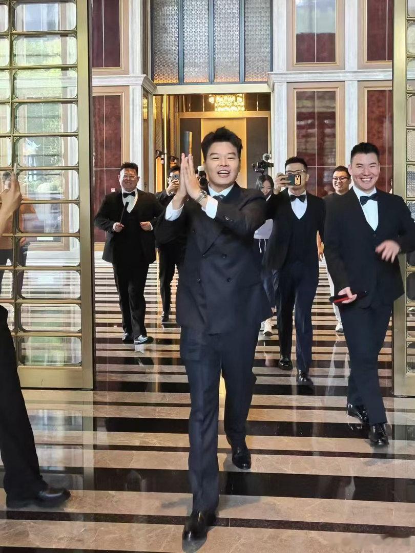 车评人小吕秋晨大婚这次真开心 又当司机 晚上还要表演节目歌曲都是钦定的 我尽力～
