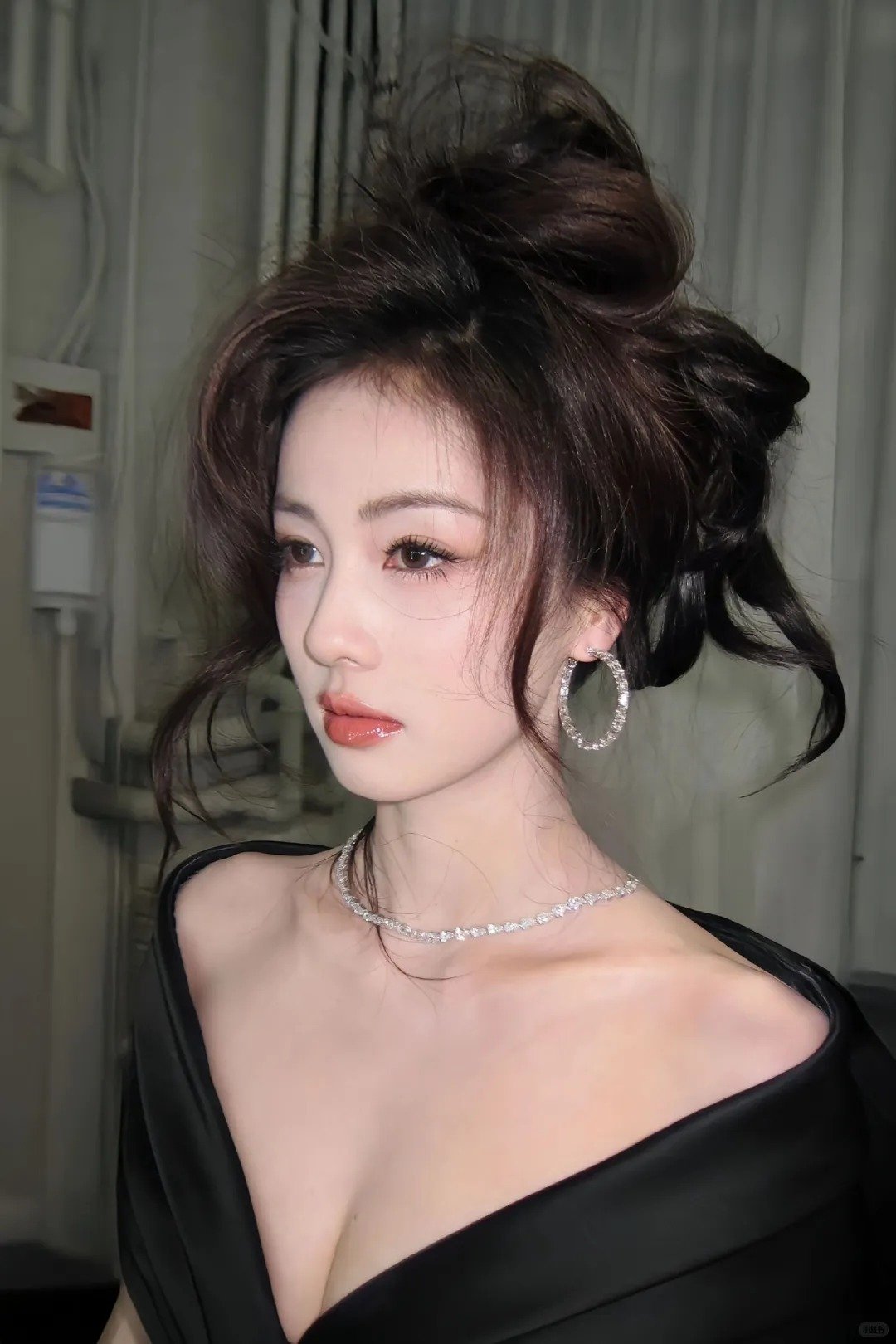 白鹿晒随手扎了一个很满意的丸子头 白鹿随手扎的丸子头太美了吧！果然发型是颜值放大