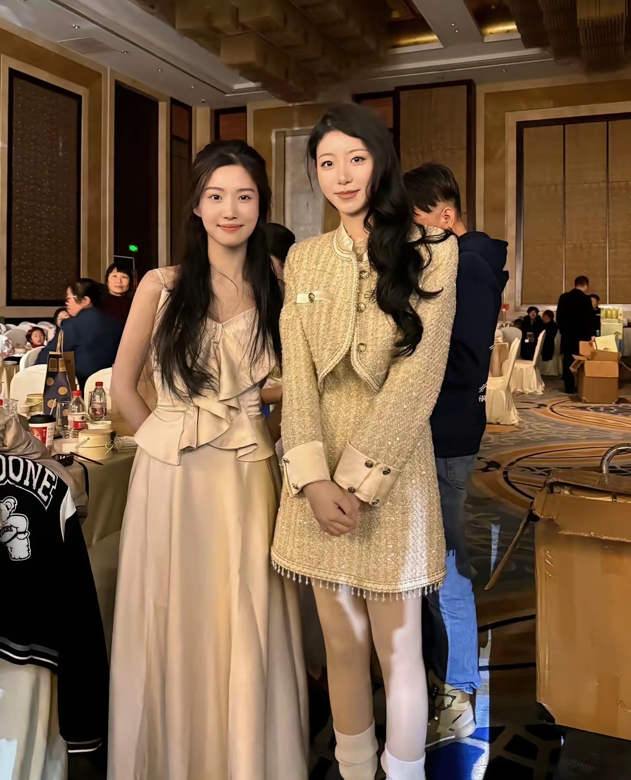 卢昱晓又被嘲了？起因是她去参加朋友婚礼，被网友扒出照片，说她长的太普通了，像个素