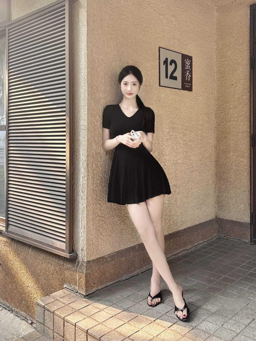 女士连衣裙穿搭技巧有哪些选这款V领针织裙，核心技巧藏在细节里，V领纵向拉长颈部线