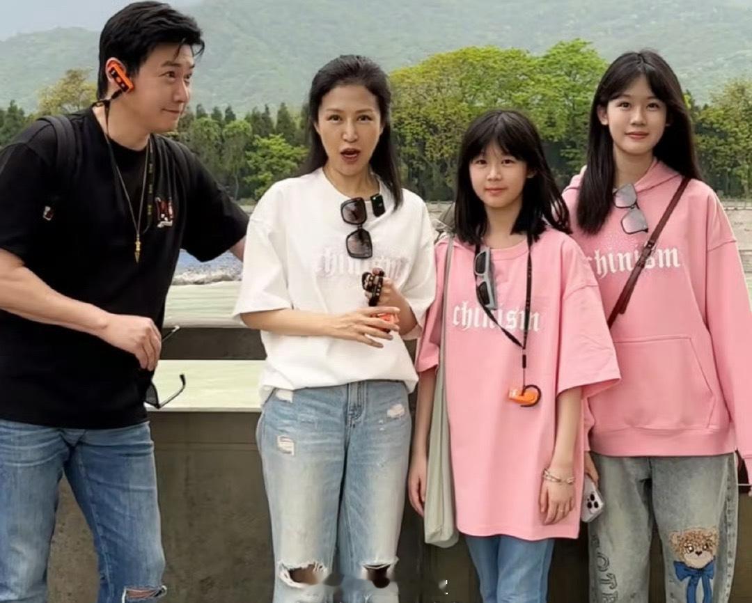 陆毅鲍蕾太会养女儿了陆毅和鲍蕾真是太会养女儿了，个个亭亭玉立，温婉大气。身材和颜