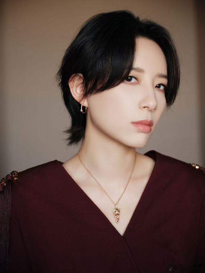 李斯丹妮新年首套高定 每次看李斯丹妮穿高定都很惊喜，她身上那种利落又飒的气质，和