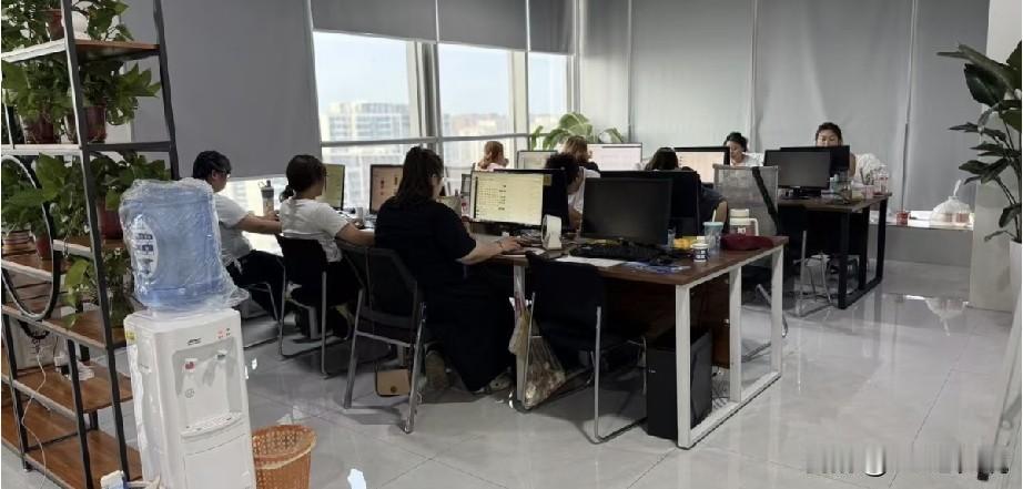 这正常吗？一个41岁的候选人，1年前还拿着2.5w的月薪，在1年空档期后，面对一