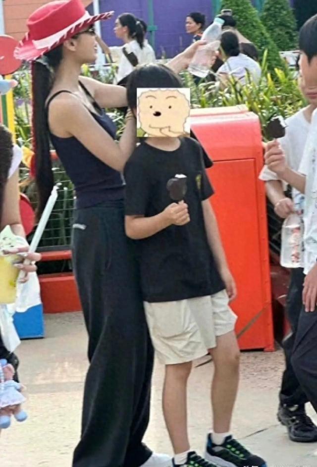 杨颖带小海绵现身港迪 素颜吃汉堡惹争议 撕开职场妈妈的陪伴痛点 