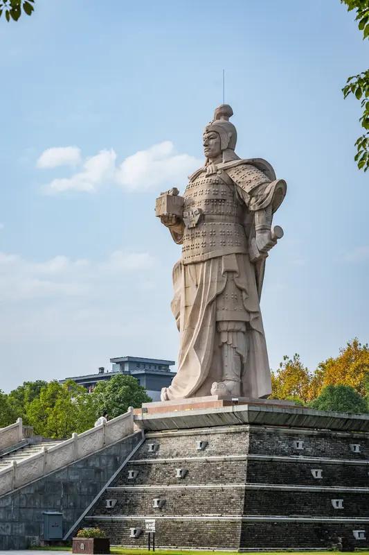 刘邦的处事谋略，那简直绝得像一把锋利无比的宝剑，直插胜利的心脏。他深谙用人之道，