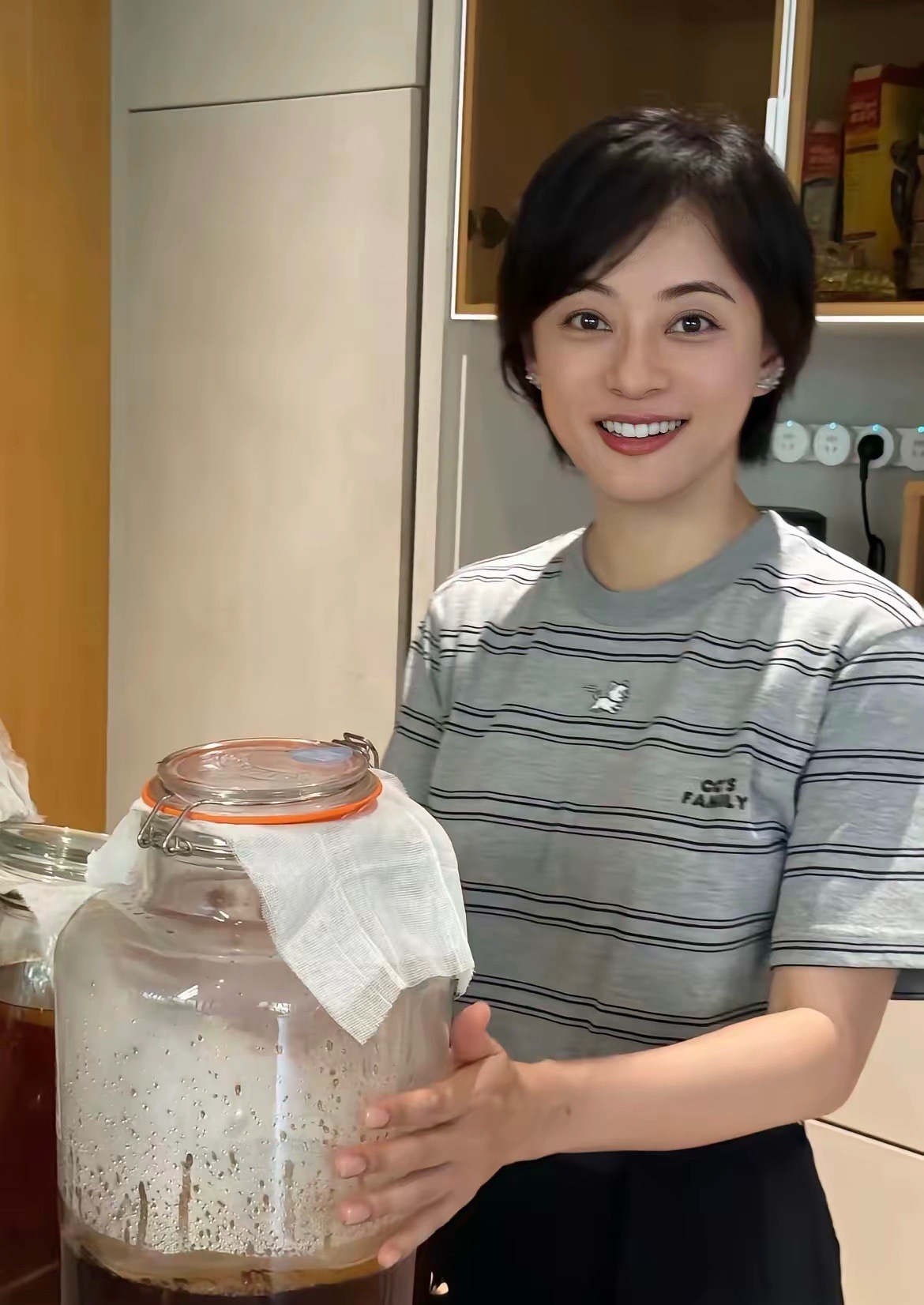 眼也不鼓了，也不发腮了,好漂亮啊!发型也好看，​状态这么好，抓紧进组吧！ ​​​