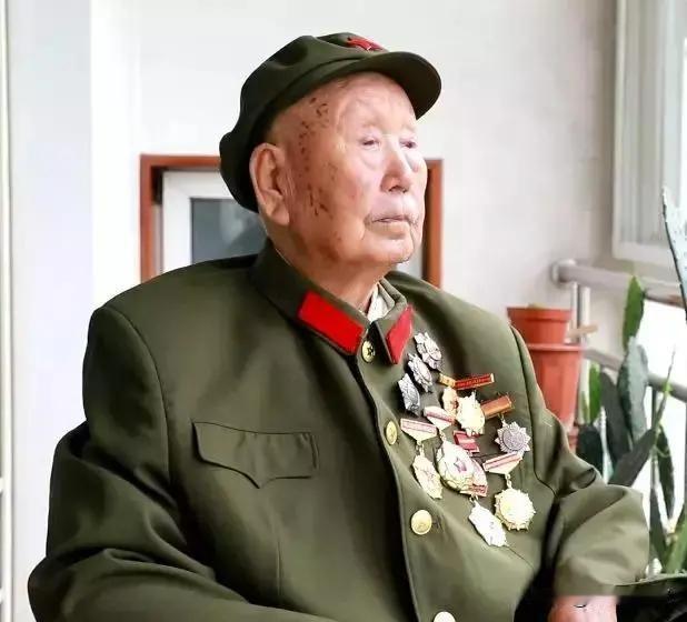 欲少则寿长

有个1935年参军的老红军叫向多本，解放后仍然是班长。王震感到震惊