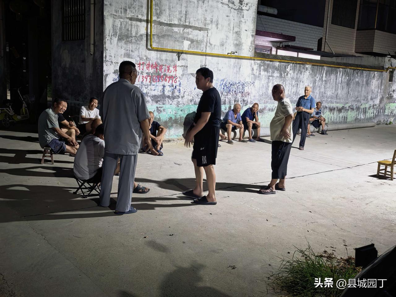 此时此刻，老家村子里的CBD华灯初上，父老乡亲们闲坐纳凉。

大神老哥发到群里一