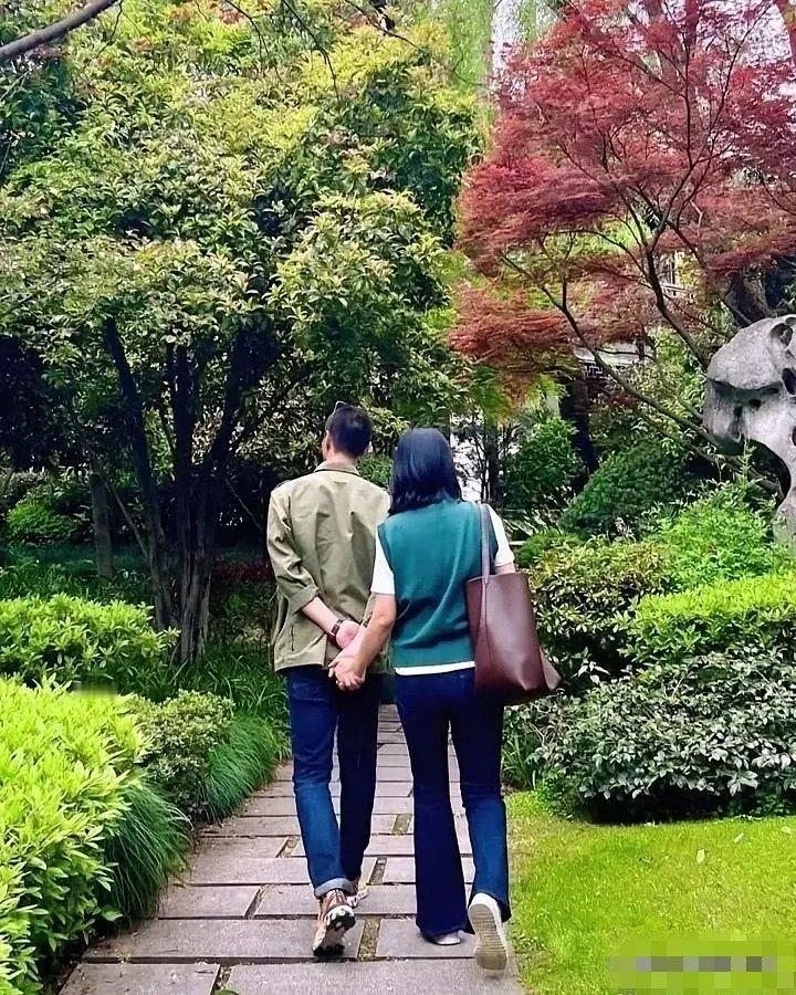 朱丹和周一围公园秀恩爱亲热 ​​​