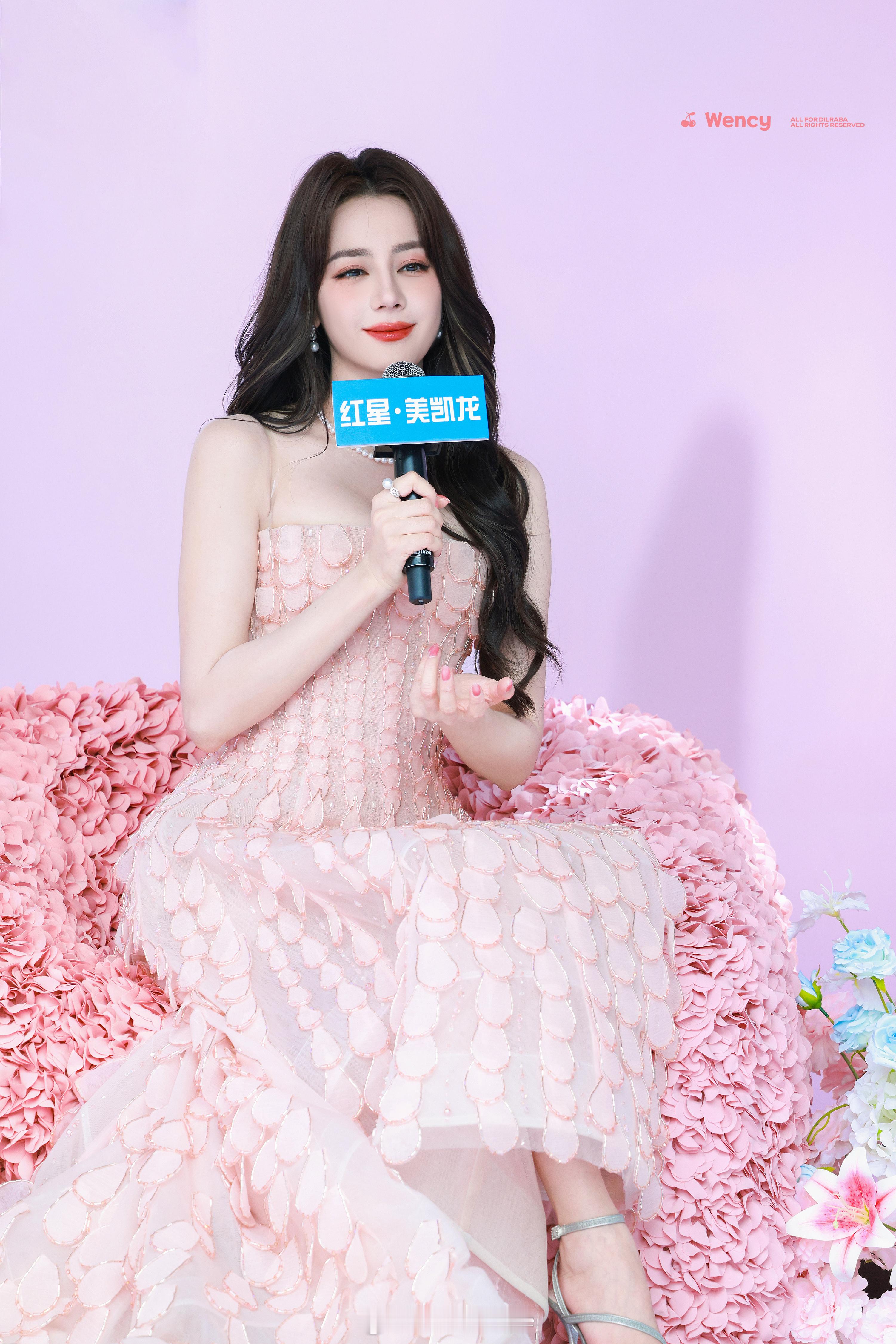 感觉姐手上得p点儿什么……运筹帷幄的女王即视感 