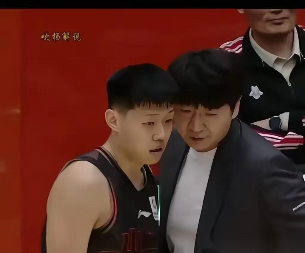 关键时刻掉链子，谁之过？
终场哨响，97:103，大屏幕上红色数字格外显眼。又是