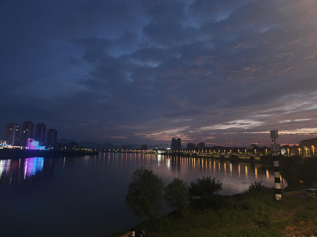 澧水夜暮，灯火映长河

暮色缓缓浸染澧水河畔，落日褪尽最后一抹霞光，漫天云霞晕染