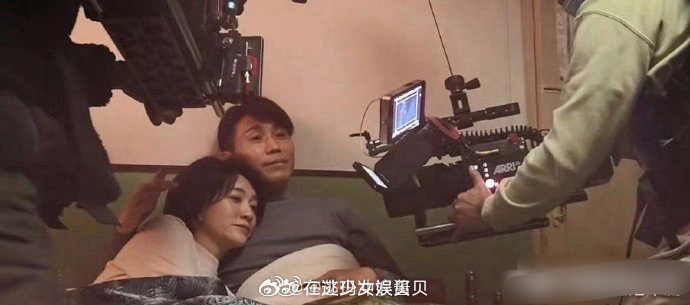 360度无死角拍摄，演员会有生理反应才怪。 