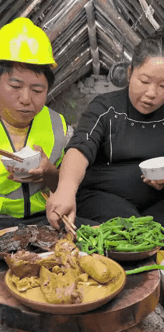 看了这个视频，让人愤怒，这是两口子在吃饭，丈夫想夹一块肉吃，妻子就把丈夫夹的肉打