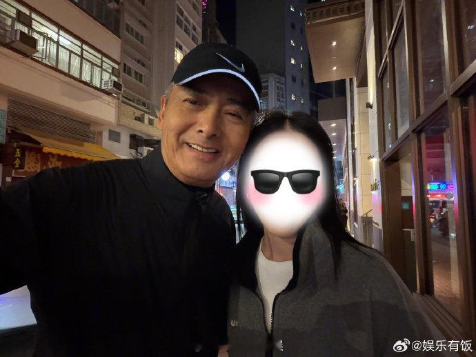 网友香港街头偶遇周润发 周润发和路人自拍合影 网友香港捕获野生发哥！幸运路人不仅