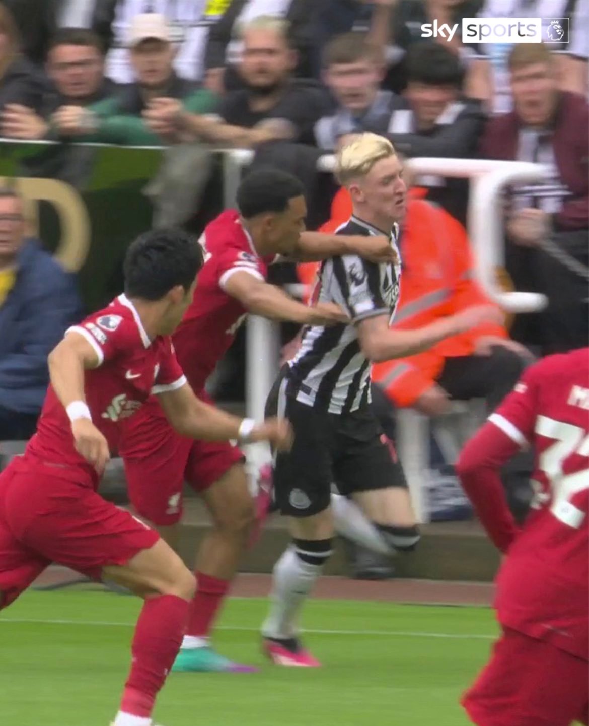 上半场跑动距离，戈登5.5km，阿诺德4.8km。 ​​​