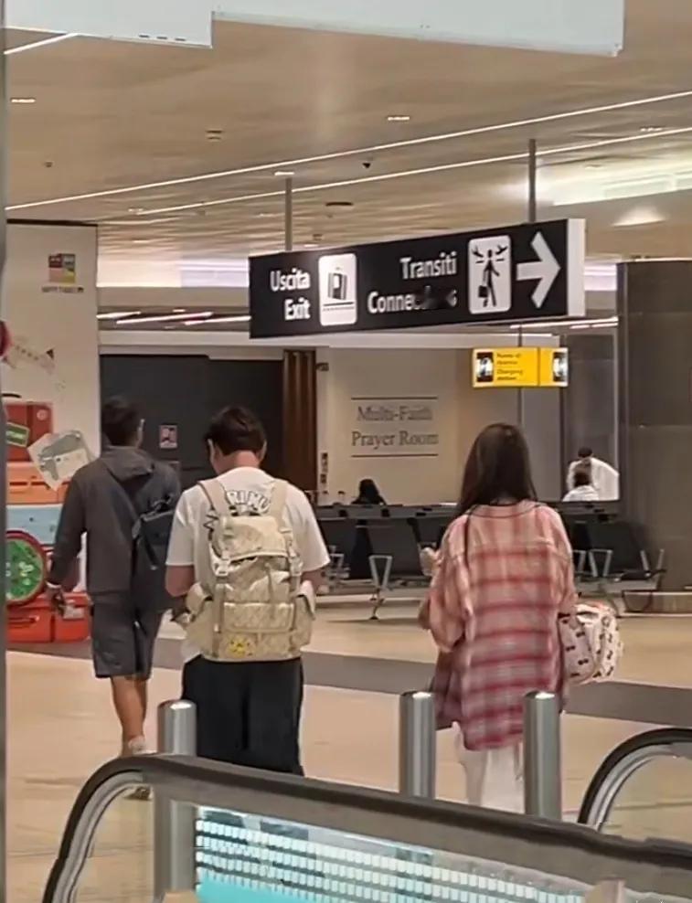 王思聪懒懒机场被偶遇！网友：这哪是富二代，分明是“爹系男友！
都说有钱人谈恋爱靠