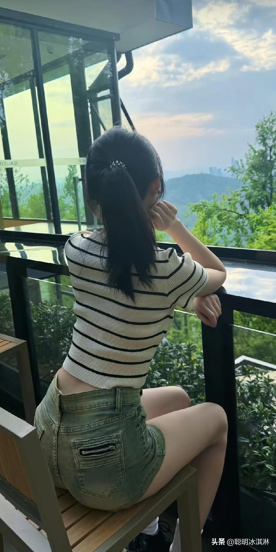 窗边少女在阳光洒进来的午后，坐在窗边，感受微风拂面的宁静。