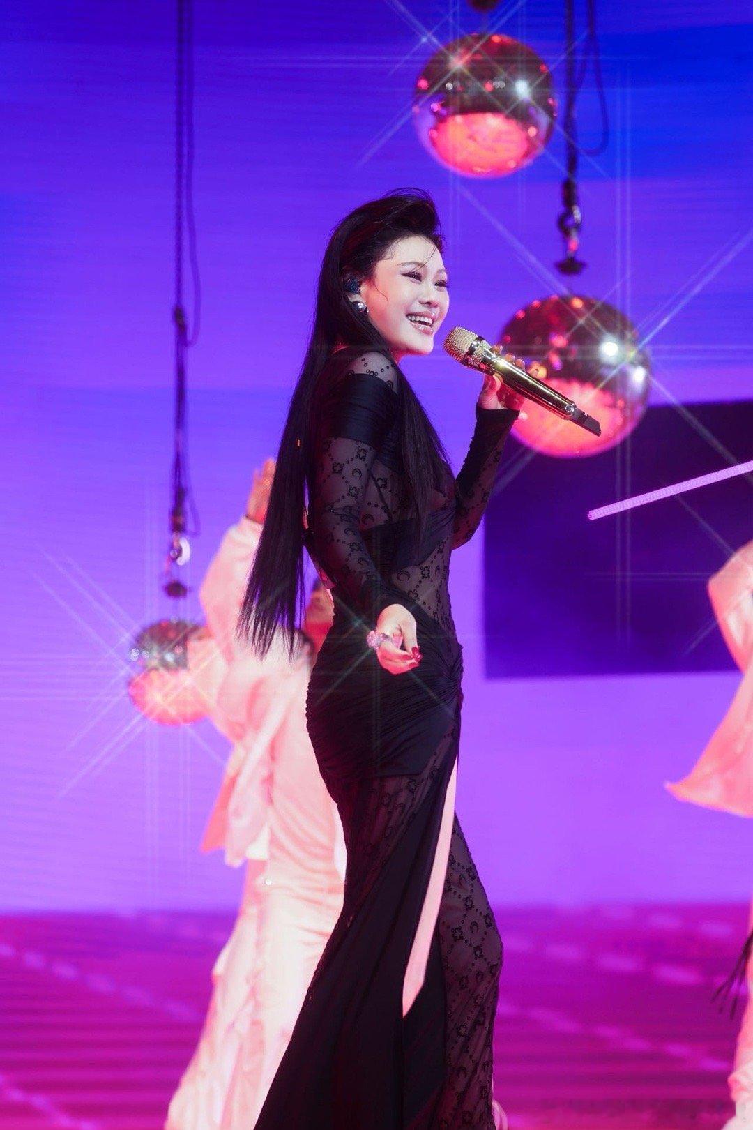创家族为袁娅维巡演打call 谁能够拒绝在现场听到耳机里循环播放的歌曲呢，袁娅维