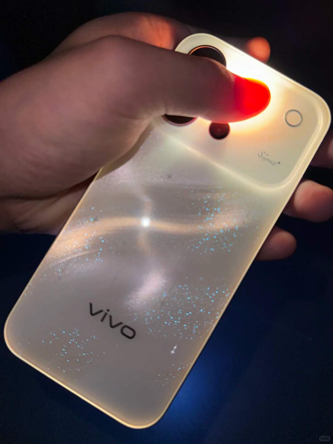 vivo S60这台星星海，暑期上新这步棋走得真讨巧🌊不是那种亮面宝蓝抢眼，是