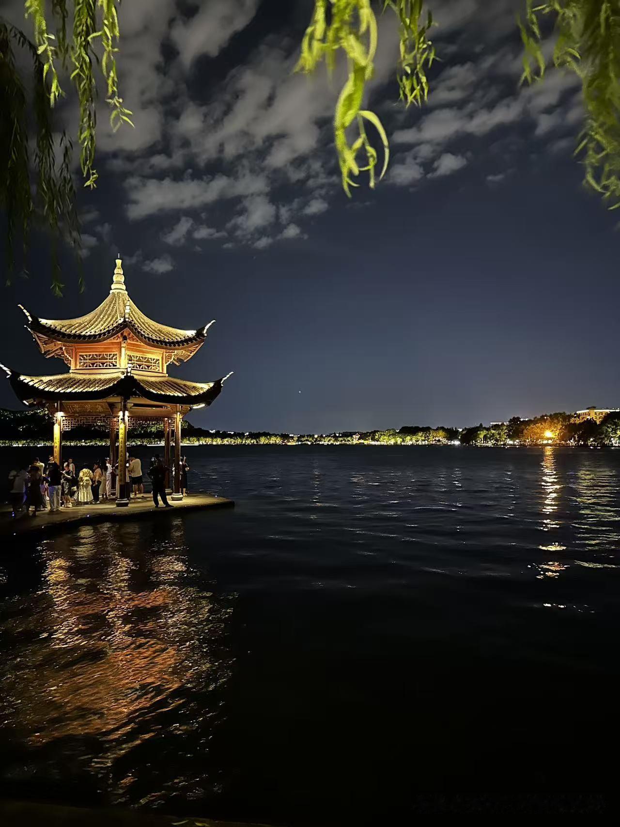 形式主义为啥怎么都整治不完？说白了就是干表面功夫最省心、风险最小，对有些人来说太