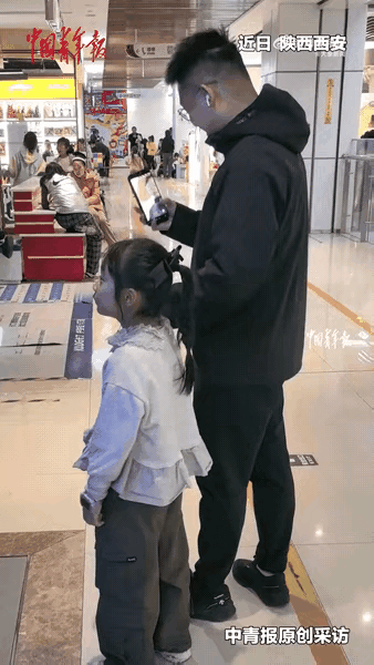 笑不活了!陕西，西安的一家商场里，一个小丫头跟着家长逛街，走着走着居然牵错人了，