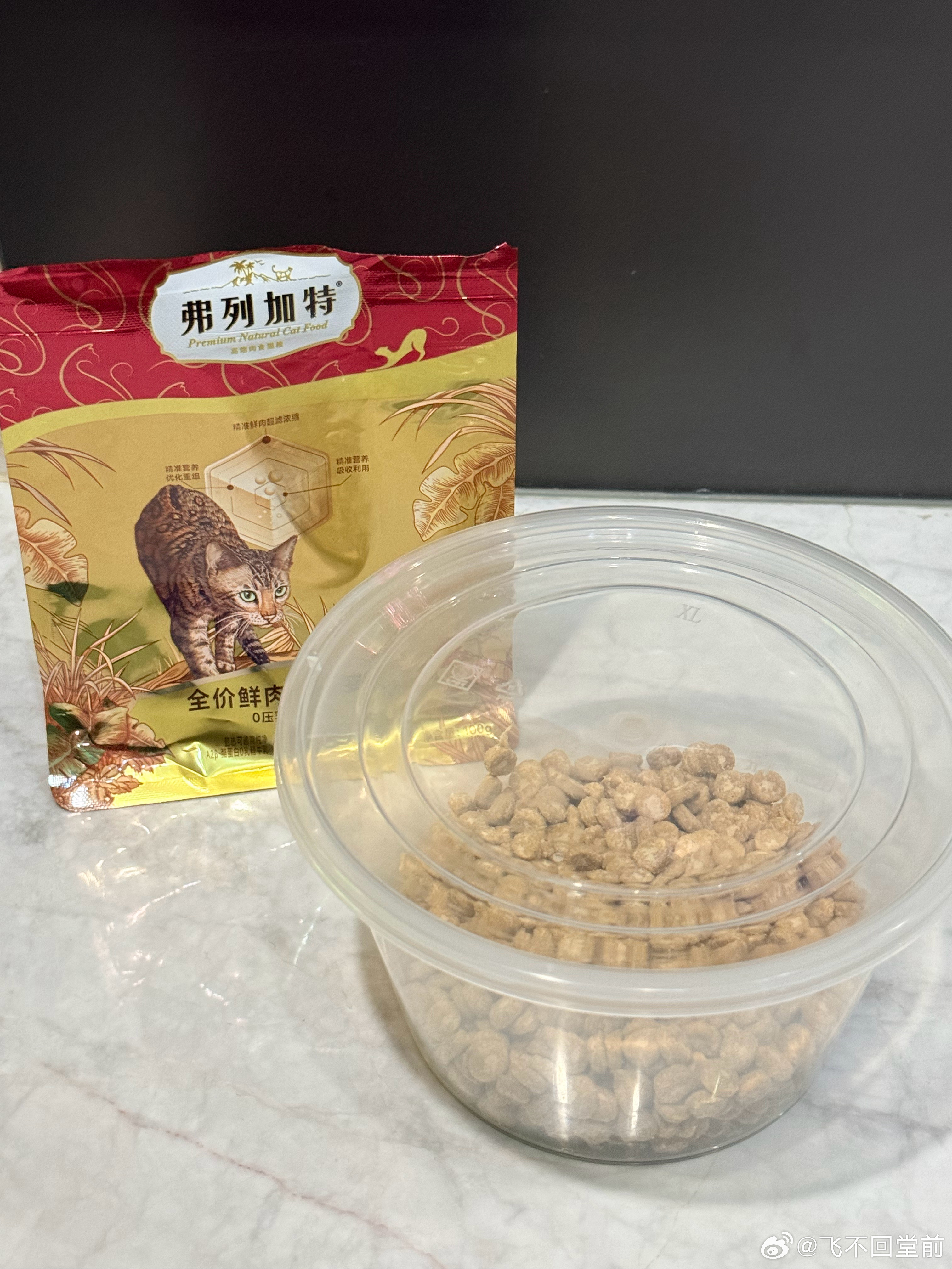 昨天店门口来了只很可爱很瘦的狸花咪刚开始在电动车旁边走来走去，我隔老远看以为是小