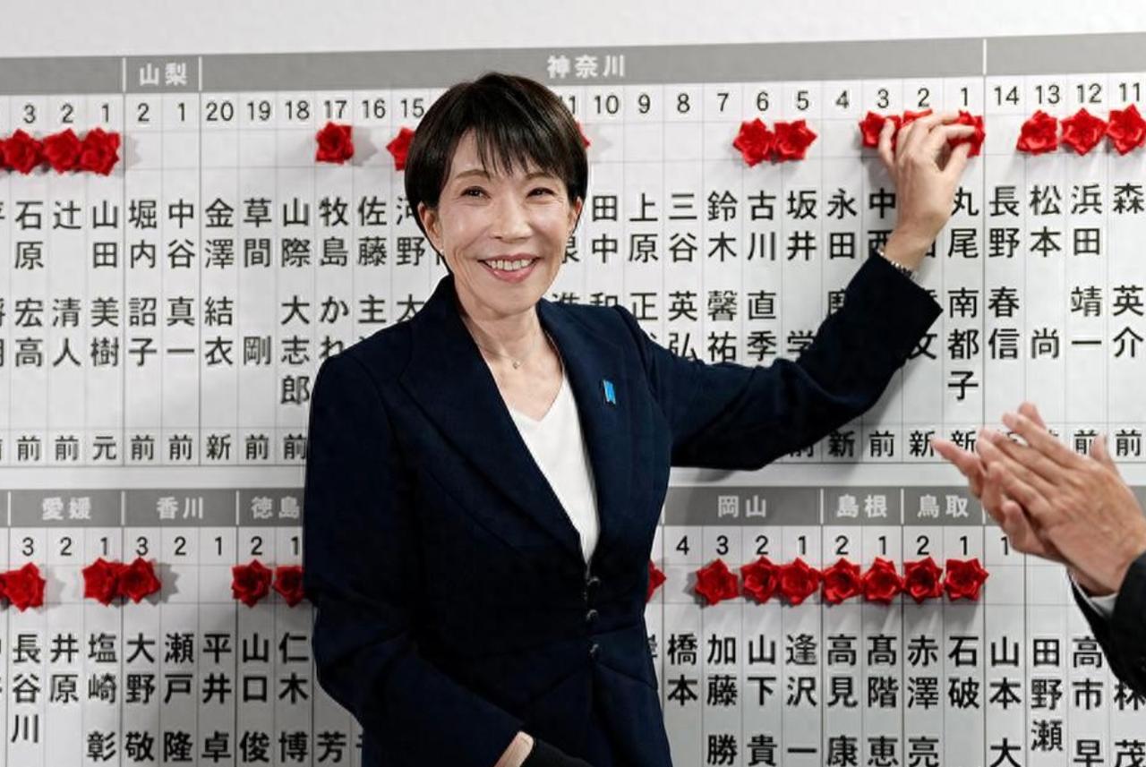 自民党这回赢了310个席位，破了纪录，看着风光无限。但说实话，这胜利来得有点“巧