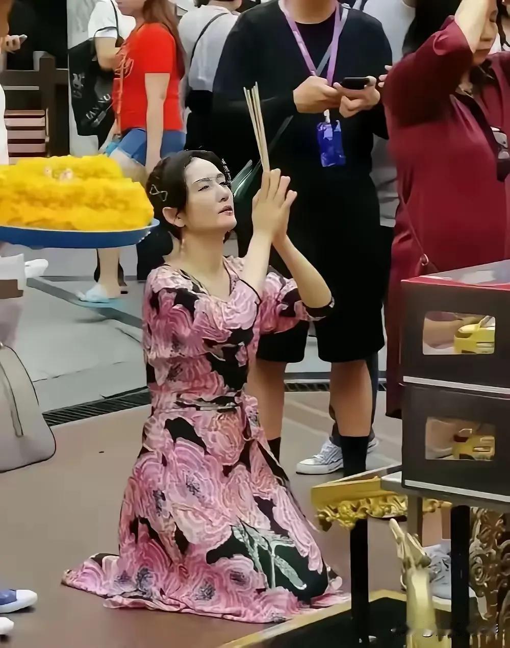 这照片谁拍到的？也是厉害[呲牙][狗头]。看谢娜干脆地跪在地上，那虔诚的小表情…