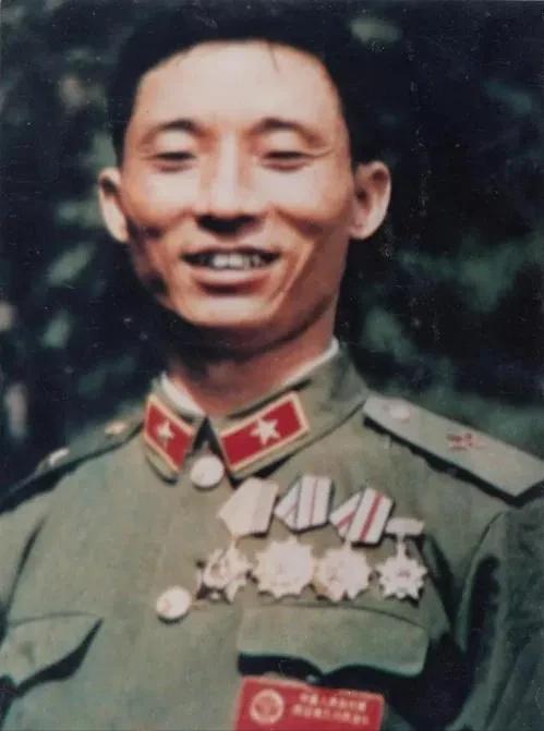 1978年底，26岁的副连长刘保健回家探亲，父母催婚催得急，他硬着头皮相亲，却在