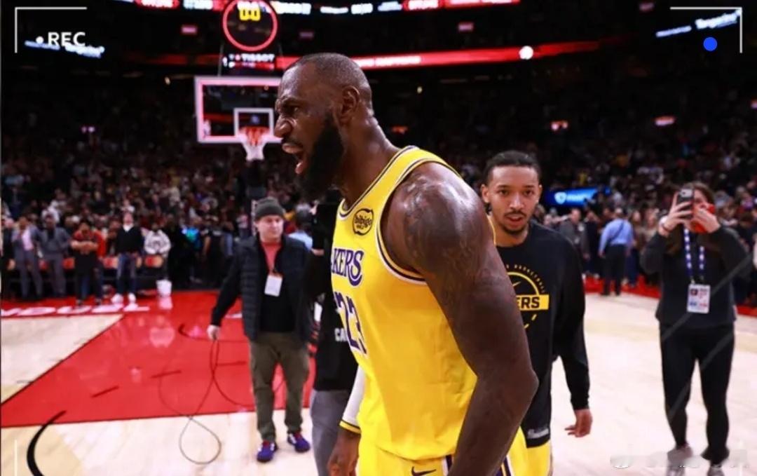 詹姆斯连续得分上双纪录终结老詹确实老了，我们青春没了 