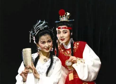 也许是越剧《红楼梦》珠玉在前吧，我觉得黄梅戏《红楼梦》和越剧的相比，其艺术价值相
