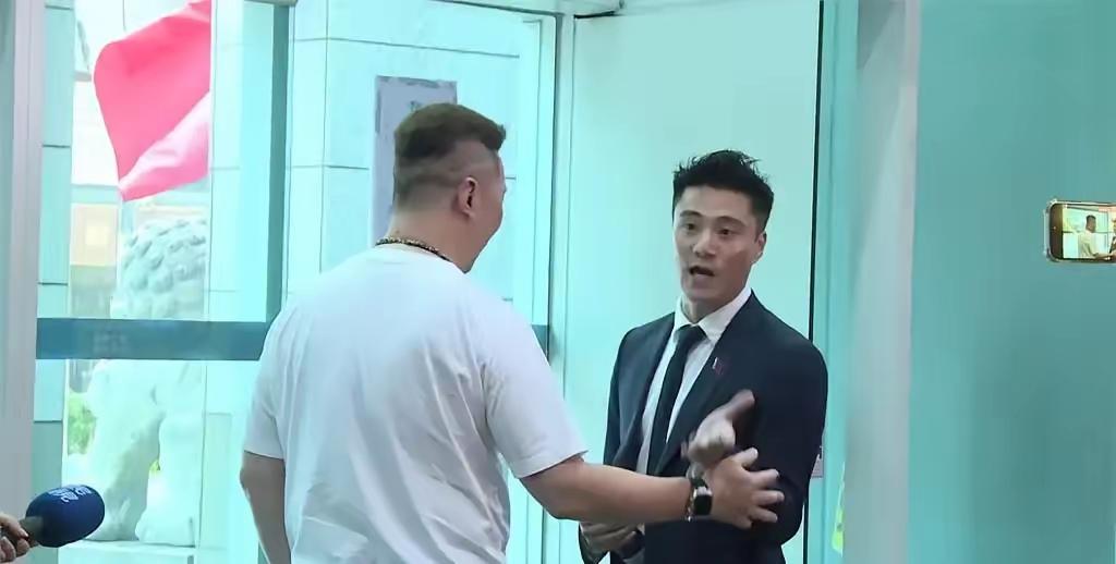 蓝营内斗失民心，共识才是破局关键
 
丁瑀以“未谴责大陆”为由否定郑丽文的主席资