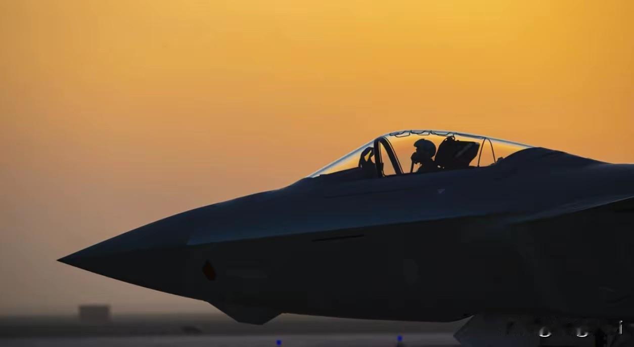 驻韩美军10余架F-16战机到黄海上空（韩未参与），解放军以歼-20（推测）、空