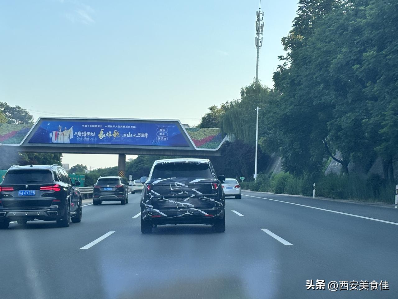 这车这样上路是不是违法了？
昨天高速上遇到一车，感觉哪里怪怪的，这是给车穿了个衣