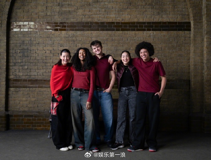 剧版哈利波特四大学院演员 据外媒，剧版《哈利·波特》公布了霍格沃茨四大学院的角色