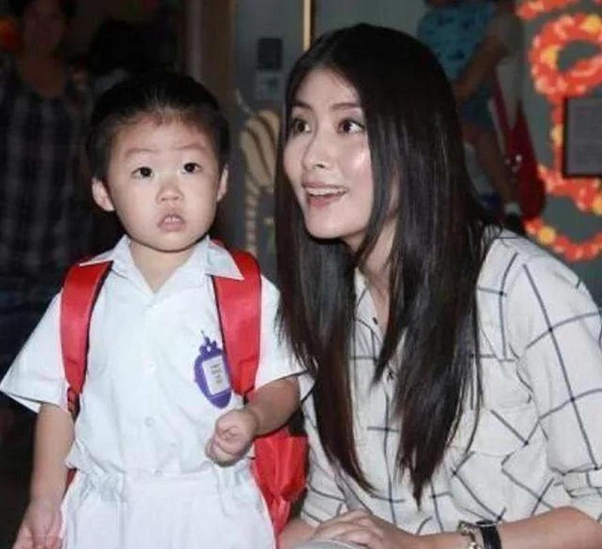 近日，陈慧琳丈夫的姐姐在社交平台晒出家族团聚照，其两个儿子正面近照曝光。大儿子刘