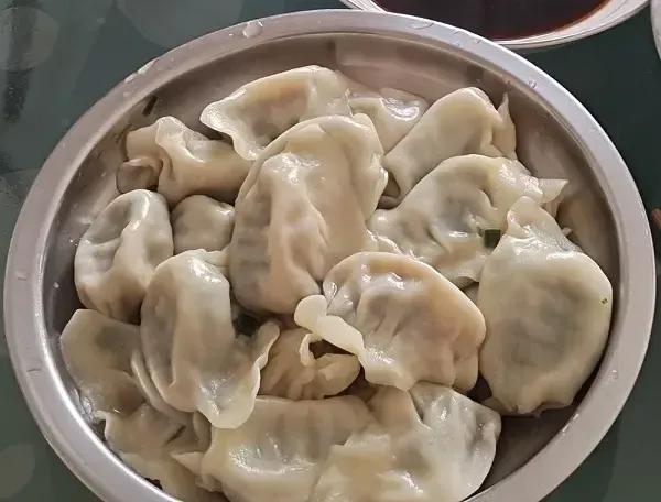 煮饺子一直是加三次凉水，就是每次一开锅就赶紧的加点凉水，等再开锅就再加点凉水，如