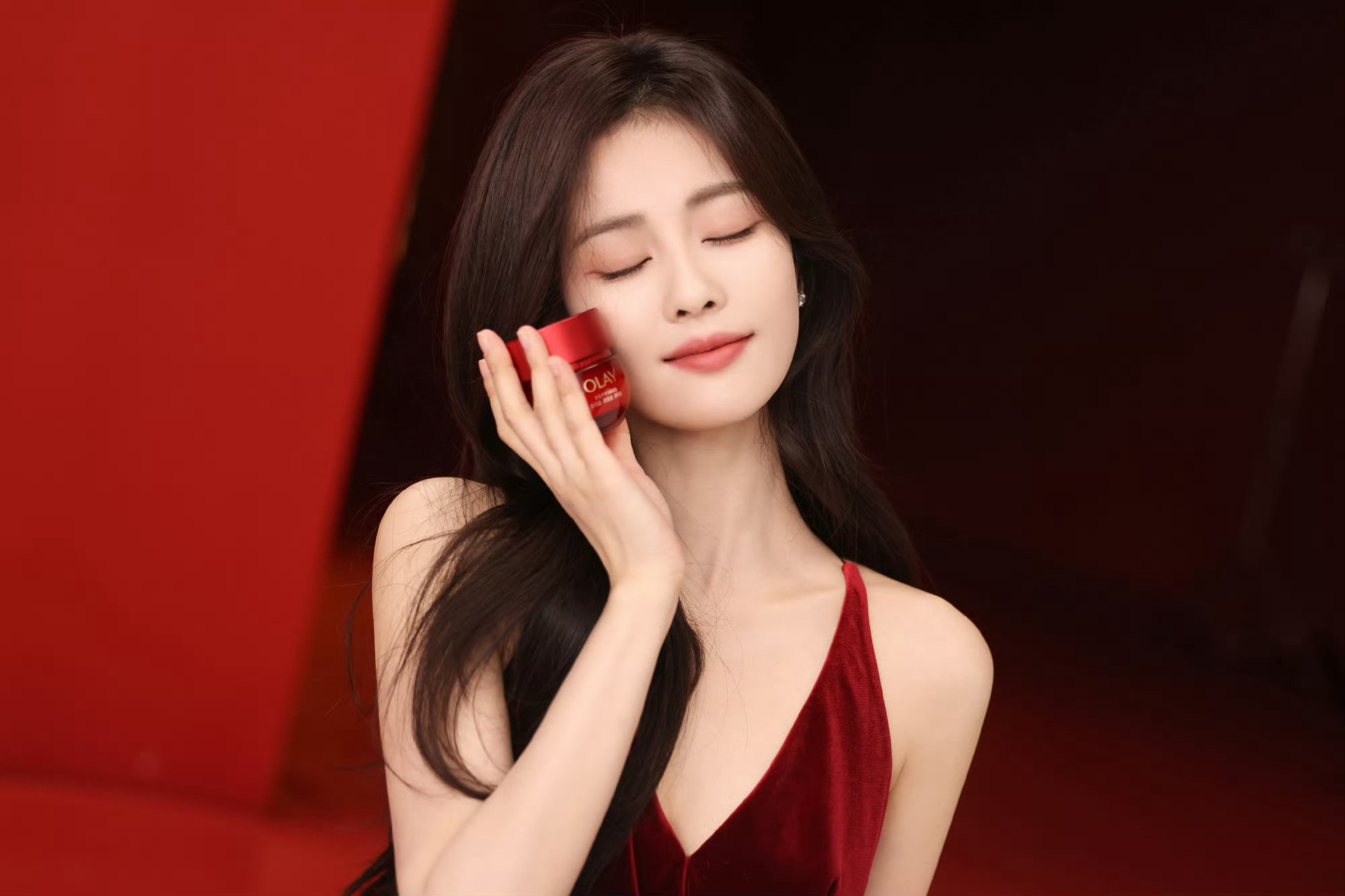 白鹿身着红色丝绒长裙演绎OLAY广告大片 