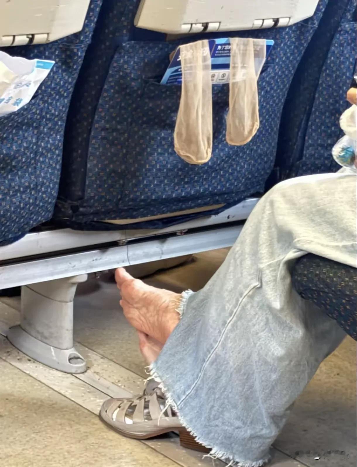 我漂亮就算了，但这个真的是忍不了一点。味道太冲了。