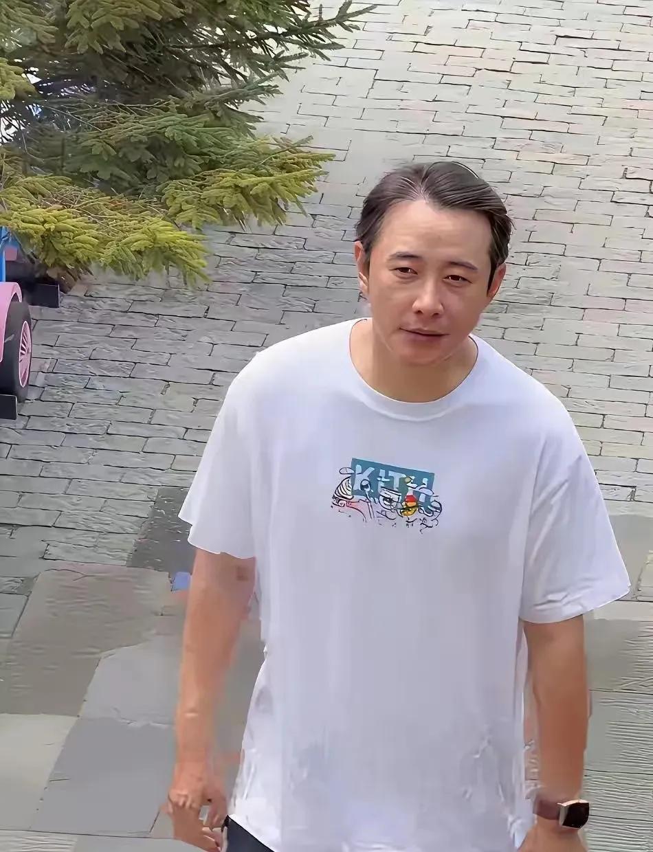 这才是真实的罗晋！
现在的他淡出了荧幕，没有了滤镜包装，整个人已经大变样，完全不