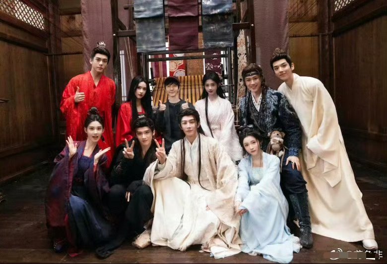 郭敬明需要避谶月鳞绮纪撤档事件争议，网友猜测因为鞠婧祎和丝芭的影视合约导致整部剧