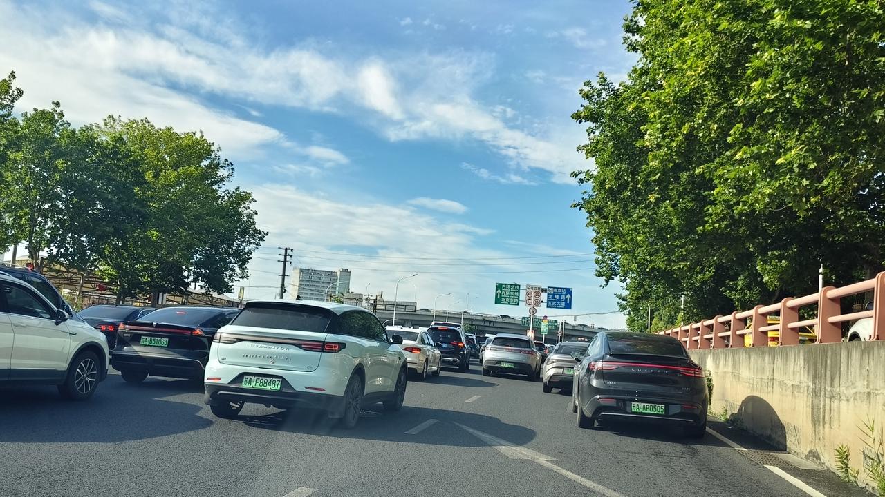熟悉的时段、熟悉的地点，今天你被堵了吗？[呲牙]
