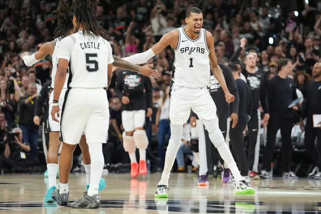 马刺全员可以出战西决G6迎战雷霆明日NBA西部决赛G6，马刺将在主场迎战雷霆。据
