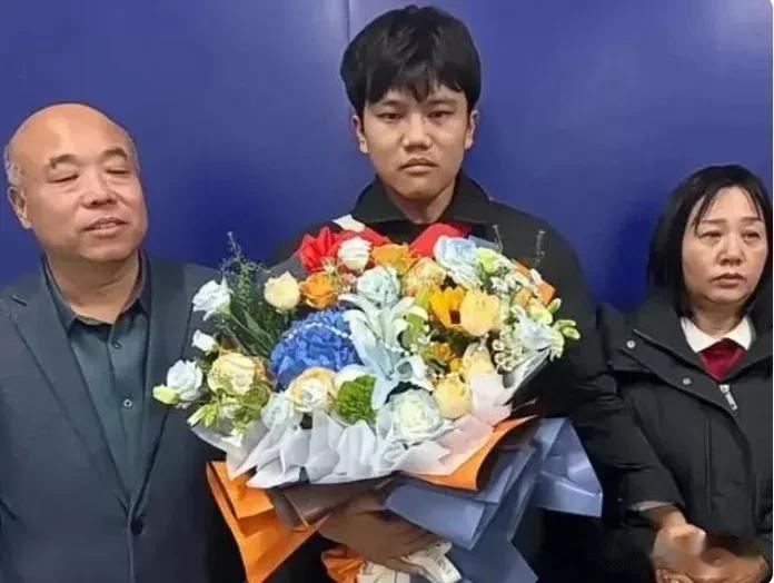 谢清帅的童年、少年、直到成年注定是充满坎坷的，这种人生经历别人难以想象。

在这