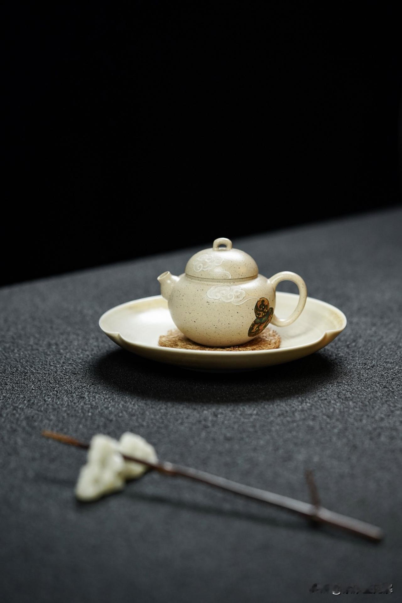 用完紫砂壶该这样做
最好用完后把壶盖侧放，勿常将壶盖密封。
壶内勿常常浸着水，应