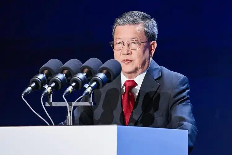龙永图：暂不讨论中国崛起，先回答三个更重要的问题。第一，什么时候全球的精英会把孩